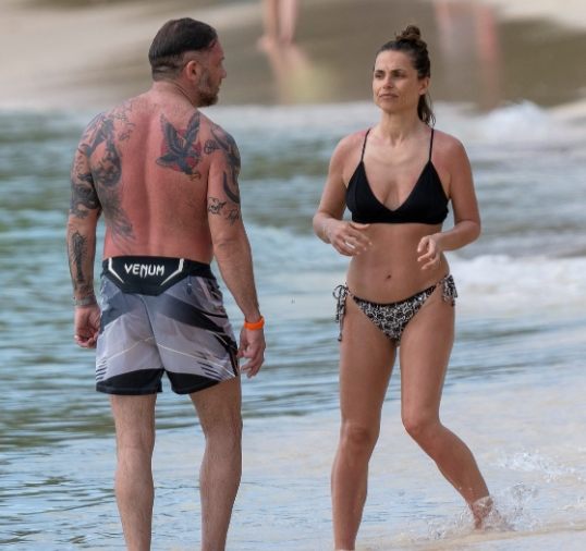 Słynny aktor został włączony do rzadkiego ujęcia paparazzi z żoną!: Kim on jest?