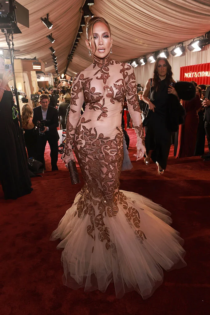 Jennifer Lopez oszołomiła publiczność swoją przezroczystą sukienką —, czerwony dywan nie wytrzymał takiej intensywności.