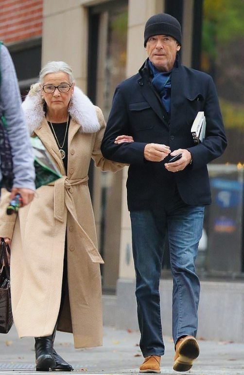 Rzadkie zdjęcie rodziny paparazzi pokazało hollywoodzką gwiazdę w cichym, zrelaksowanym momencie poza sceną produkcyjną! Kto to jest?