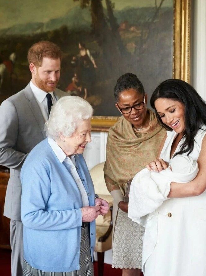 Meghan Markle udostępnia rzadkie nowe zdjęcia Archiego, podczas gdy fani dyskutują o 7. urodzinach syna księżnej