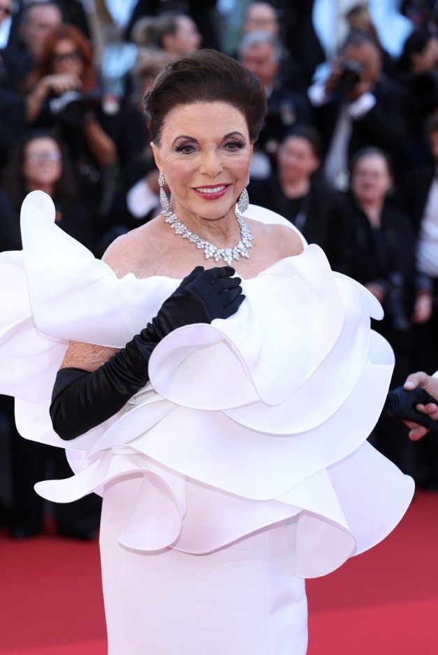 Joan Collins (92 l.) przyćmiła wszystkich w Cannes — i nikt nie mógł uwierzyć, jak wyglądała na czerwonym dywanie