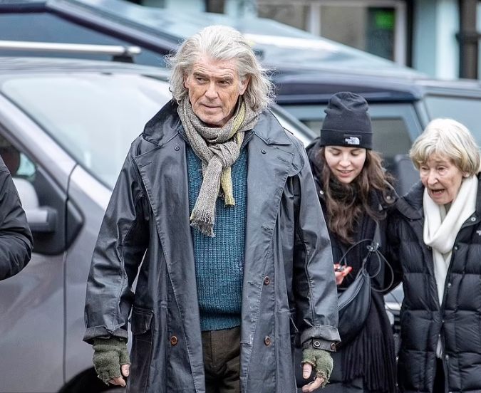 Na pierwszy rzut oka trudno go rozpoznać: paparazzi uchwycili legendarnego aktora w roli głównej w rzadkiej chwili!