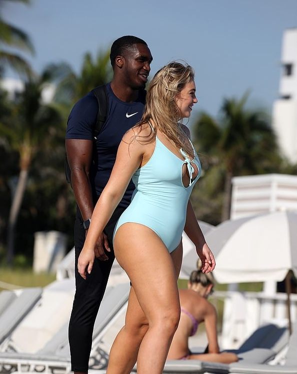 Znana modelka została sfotografowana przez paparazzi w towarzystwie tajemniczego mężczyzny na rzadkich zdjęciach z plaży — fani już o tym gorąco dyskutują!