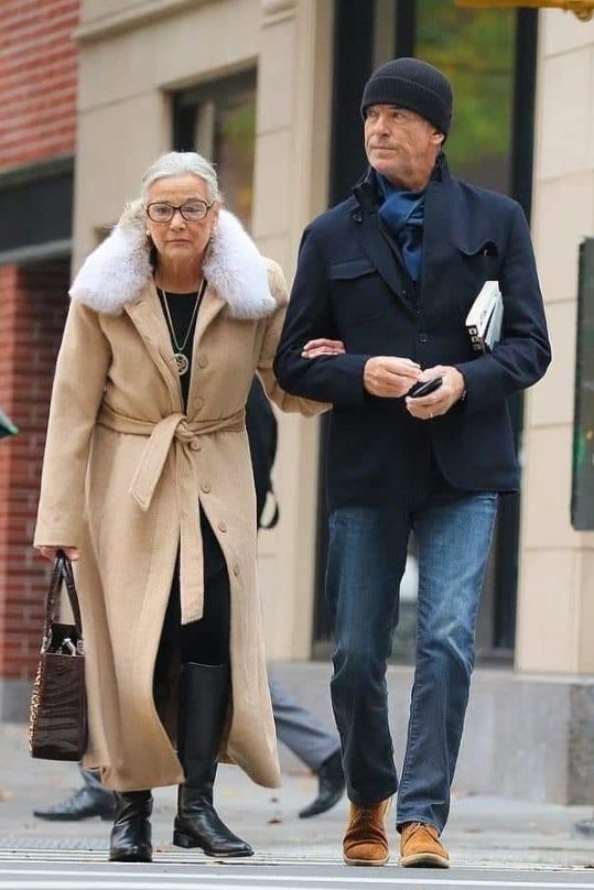 Rzadkie zdjęcie rodziny paparazzi pokazało hollywoodzką gwiazdę w cichym, zrelaksowanym momencie poza sceną produkcyjną! Kto to jest?