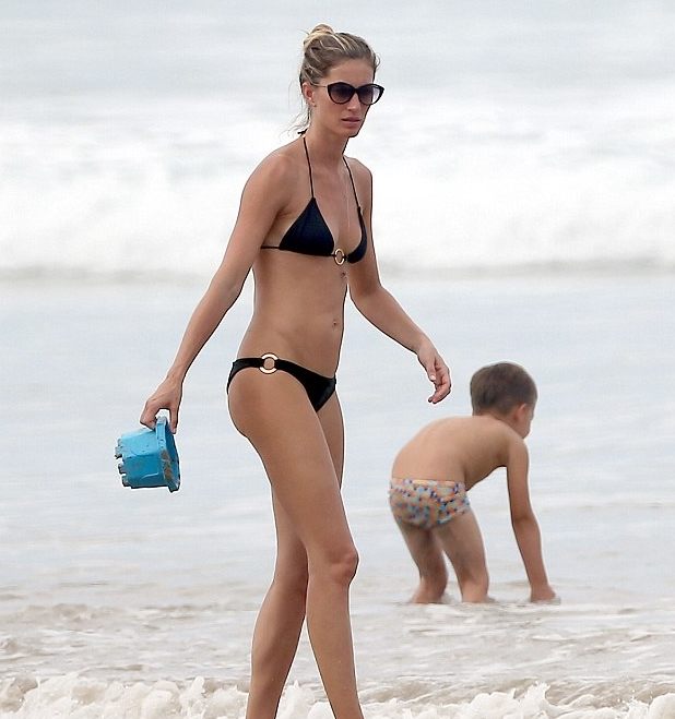 Supermodelka rzadko trafia przed obiektyw paparazzi wraz ze swoimi dziećmi! Kim ona jest?