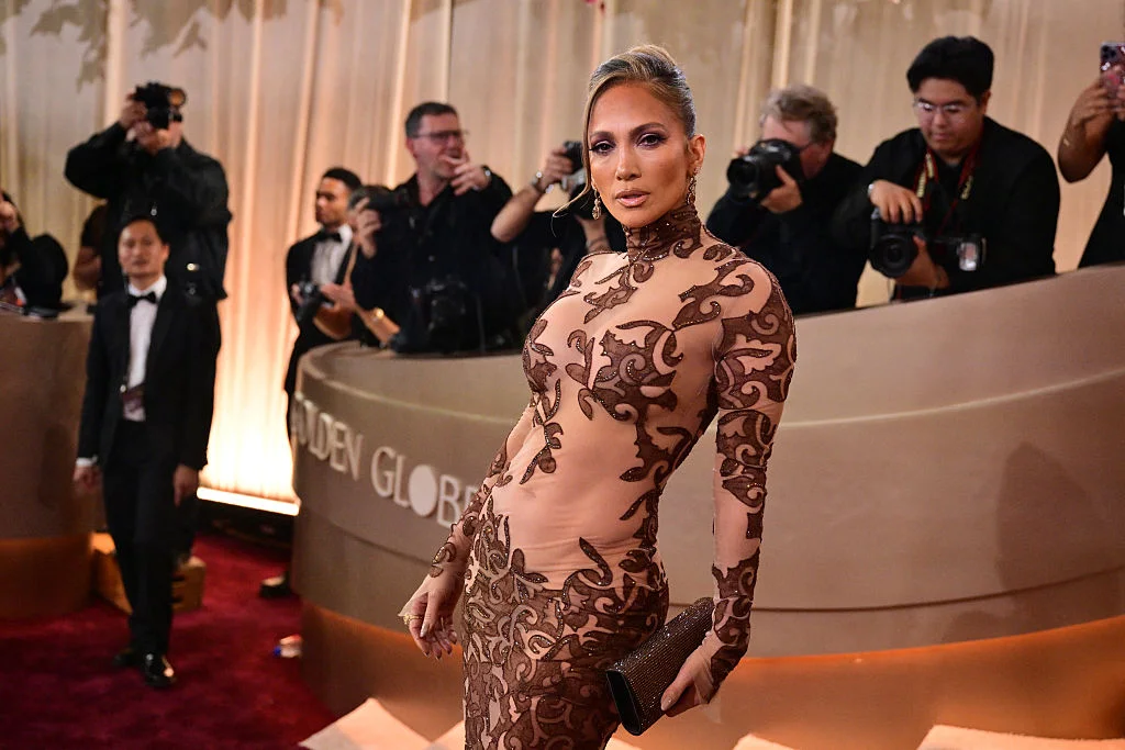 Jennifer Lopez oszołomiła publiczność swoją przezroczystą sukienką —, czerwony dywan nie wytrzymał takiej intensywności.