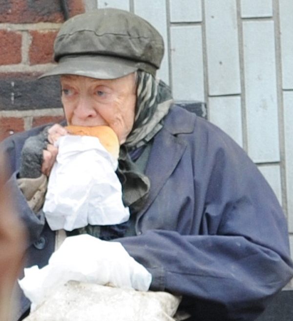 Rzadkie ujęcie paparazzi: legendarna gwiazda ekranu znalazła się w obiektywie w spokojnej, zupełnie naturalnej chwili! Kim ona jest?