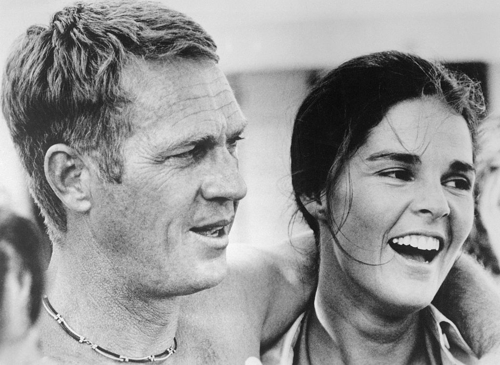 Jak Steve McQueen «poprowadził Ali McGraw do » i wstrząsnął Hollywood w latach 70