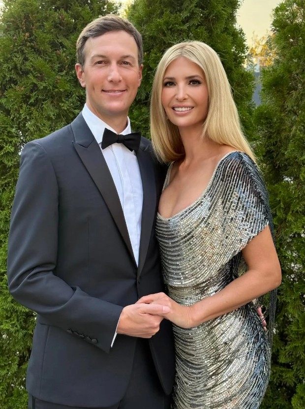 Wszystkie oczy zwrócone na srebrną sukienkę: Ivanka Trump spektakularnie pojawiła się obok Jareda Kushnera