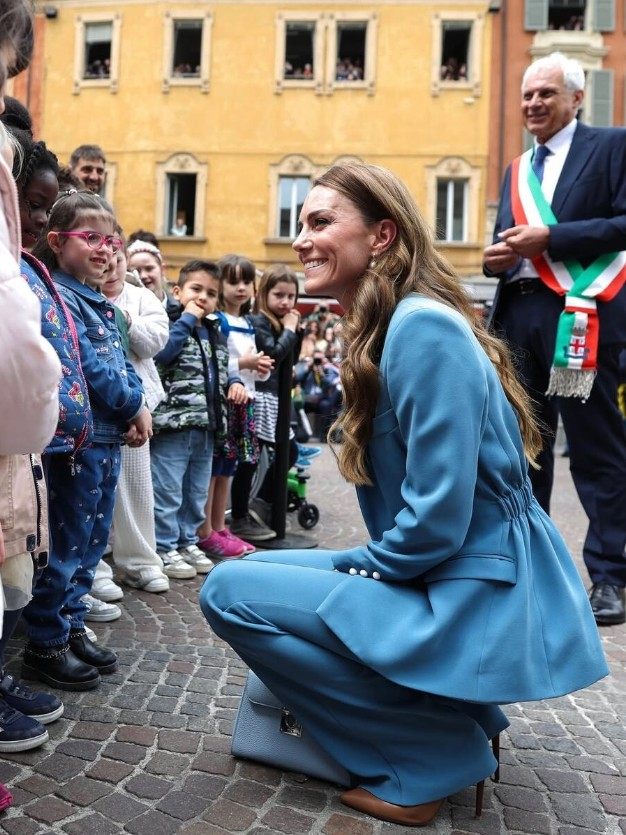 Kate Middleton emocjonalnie powróciła do solowych zagranicznych podróży — i wszystkie oczy były skupione na jej miękkim niebieskim wizerunku we Włoszech