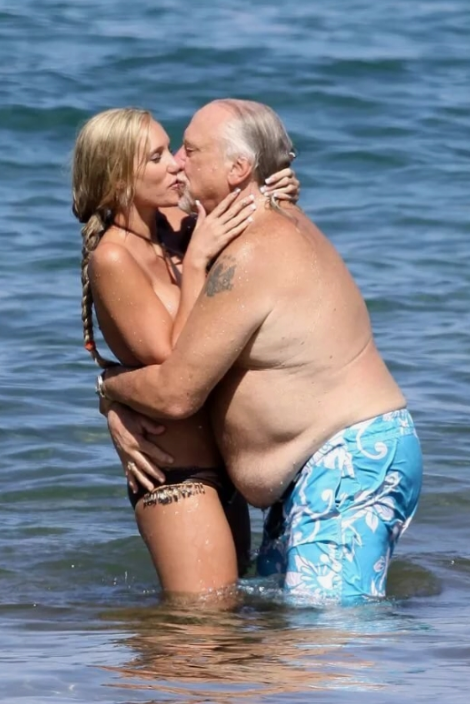 Kim oni są?: Na szczerym zdjęciu paparazzi uchwycono modelkę i biznesmena w rzadko spotykanej codziennej sytuacji!