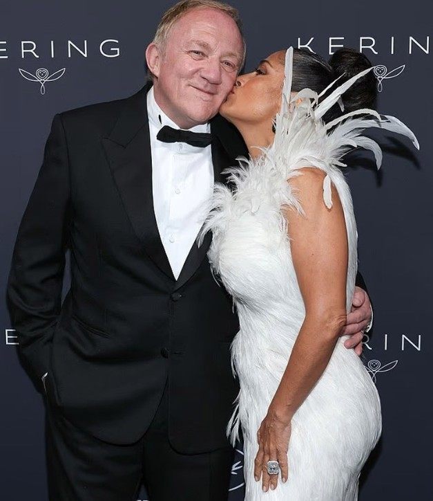 Salma Hayek pocałowała męża miliardera na czerwonym dywanie w Cannes — i sieć nie mogła oderwać od nich wzroku