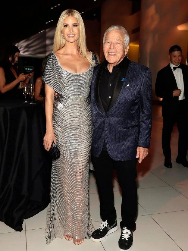 Wszystkie oczy zwrócone na srebrną sukienkę: Ivanka Trump spektakularnie pojawiła się obok Jareda Kushnera