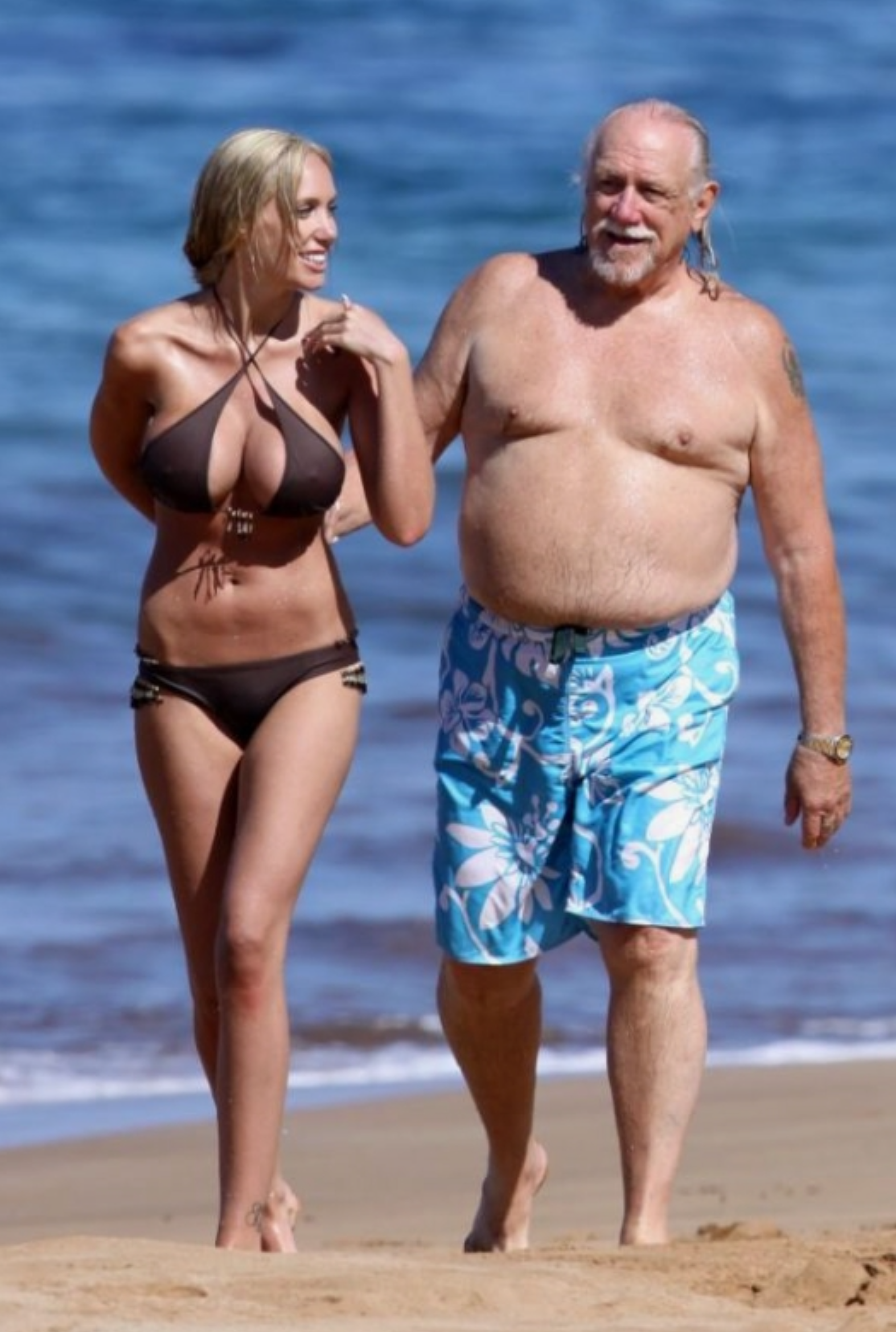 Kim oni są?: Na szczerym zdjęciu paparazzi uchwycono modelkę i biznesmena w rzadko spotykanej codziennej sytuacji!