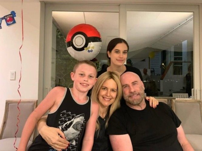 John Travolta udostępnił rzadkie rodzinne zdjęcie —, a fani nie mogą uwierzyć, jak wysoki był jego syn.