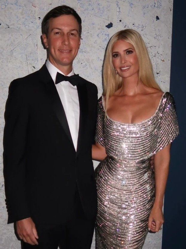 Wszystkie oczy zwrócone na srebrną sukienkę: Ivanka Trump spektakularnie pojawiła się obok Jareda Kushnera