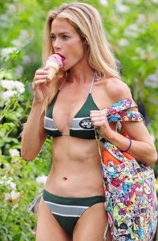 «Lata zbierają żniwo?» 58-letnia Denise Richards w bikini gorąco dyskutuje o całym Internecie.