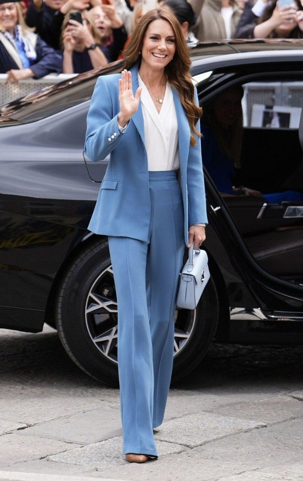 Kate Middleton emocjonalnie powróciła do solowych zagranicznych podróży — i wszystkie oczy były skupione na jej miękkim niebieskim wizerunku we Włoszech