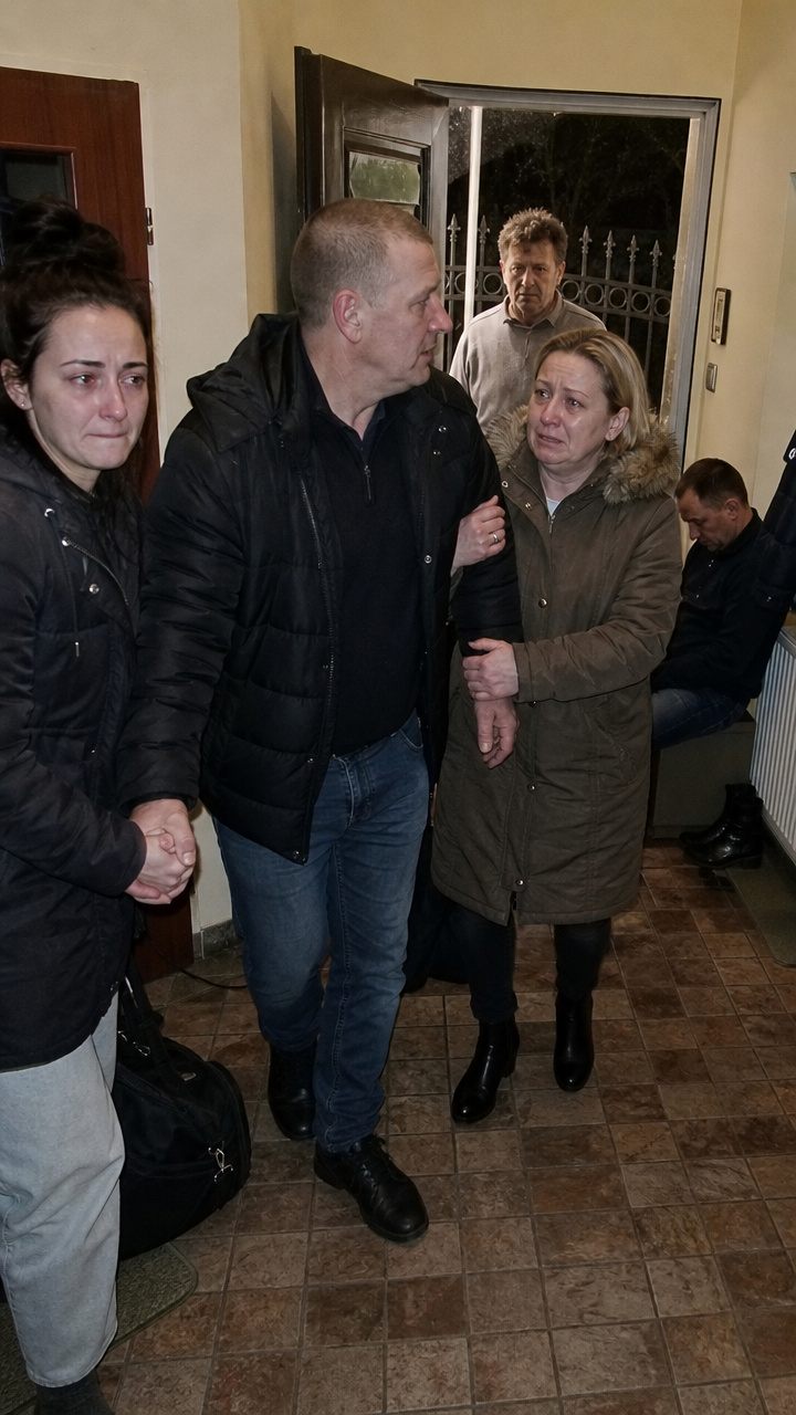 Wróciłem do domu dzień wcześniej i zobaczyłem, jak pijany zięć ciągnie moją córkę po podłodze, a moja żona klęczy przed nim i błaga: — Wystarczy… proszę, przestań…