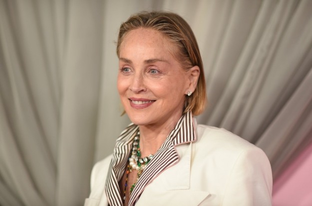 68-letnia Sharon Stone zadziwia swoją odważną strzelaniną w czarnej bieliźnie—, a fani od razu pamiętają jej legendarną przeszłość