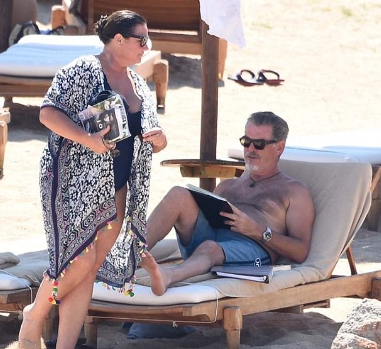 Legendarny przystojny mężczyzna z Hollywood, mający ponad 60 lat, zauważony bez koszuli podczas romantycznych wakacji na plaży ze spektakularną żoną: rozpoznać parę?
