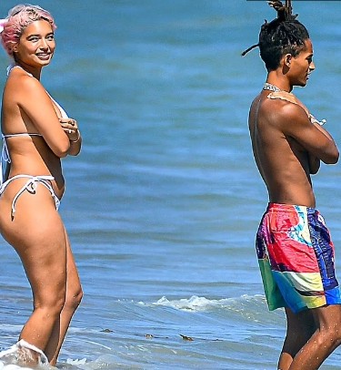 Gwiazda muzyki i filmu została sfilmowana na plaży ze swoim ukochanym: kim jest ten słynny spadkobierca Hollywood?