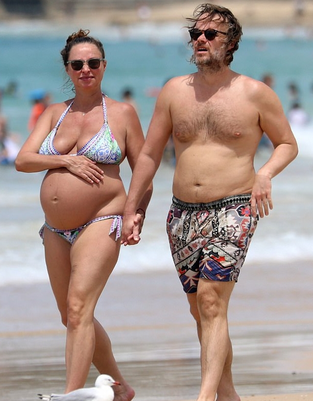 Projektantka mody zauważona w rzadkim momencie przerwy na plaży: kim ona jest?