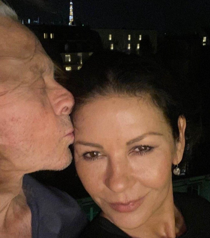 Nowe zdjęcie Catherine Zeta-Jones: czuły pocałunek z jej 78-letnim mężem