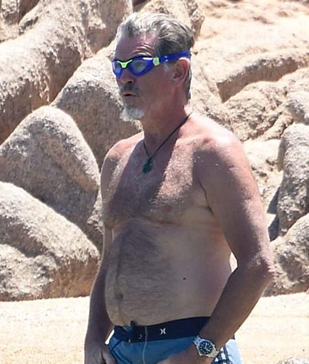 Legendarny przystojny mężczyzna z Hollywood, mający ponad 60 lat, zauważony bez koszuli podczas romantycznych wakacji na plaży ze spektakularną żoną: rozpoznać parę?
