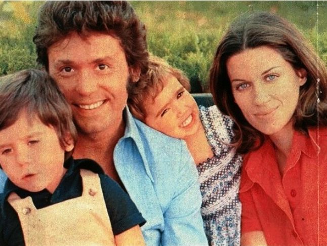 Rzadkie rodzinne zdjęcie hollywoodzkiej legendy w stylu vintage jest energicznie omawiane przez fanów: kto jest na zdjęciu?