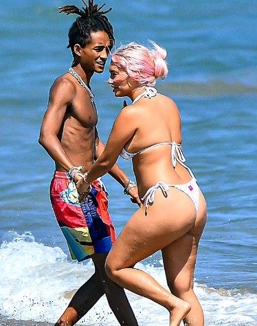 Gwiazda muzyki i filmu została sfilmowana na plaży ze swoim ukochanym: kim jest ten słynny spadkobierca Hollywood?