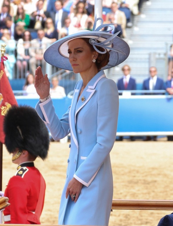 Fani przyjrzeli się temu bliżej dwukrotnie: Kate Middleton niemal dosłownie powtórzyła kultowy wizerunek księżnej Diany
