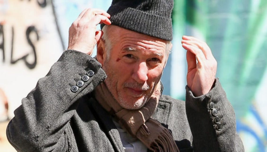 Legenda Hollywood została zauważona w rzadkim momencie poza rozpoczęciem zdjęć! Kim on jest?
