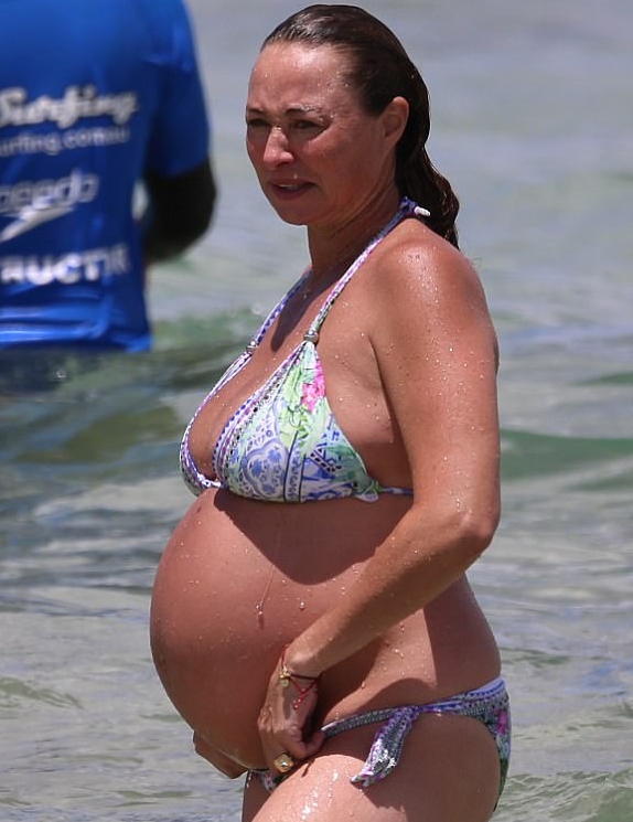 Projektantka mody zauważona w rzadkim momencie przerwy na plaży: kim ona jest?