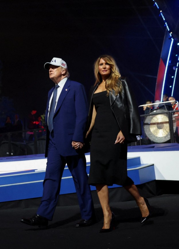Melania Trump przyciągnęła wszystkie oczy w obcisłej sukience na turnieju UFC: fani byli zaskoczeni jej nieoczekiwanym wizerunkiem