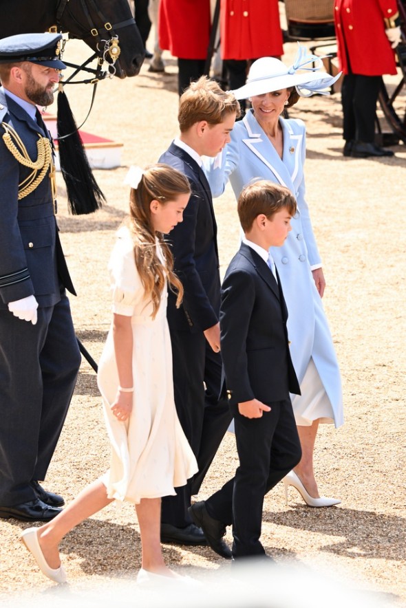 Fani przyjrzeli się temu bliżej dwukrotnie: Kate Middleton niemal dosłownie powtórzyła kultowy wizerunek księżnej Diany