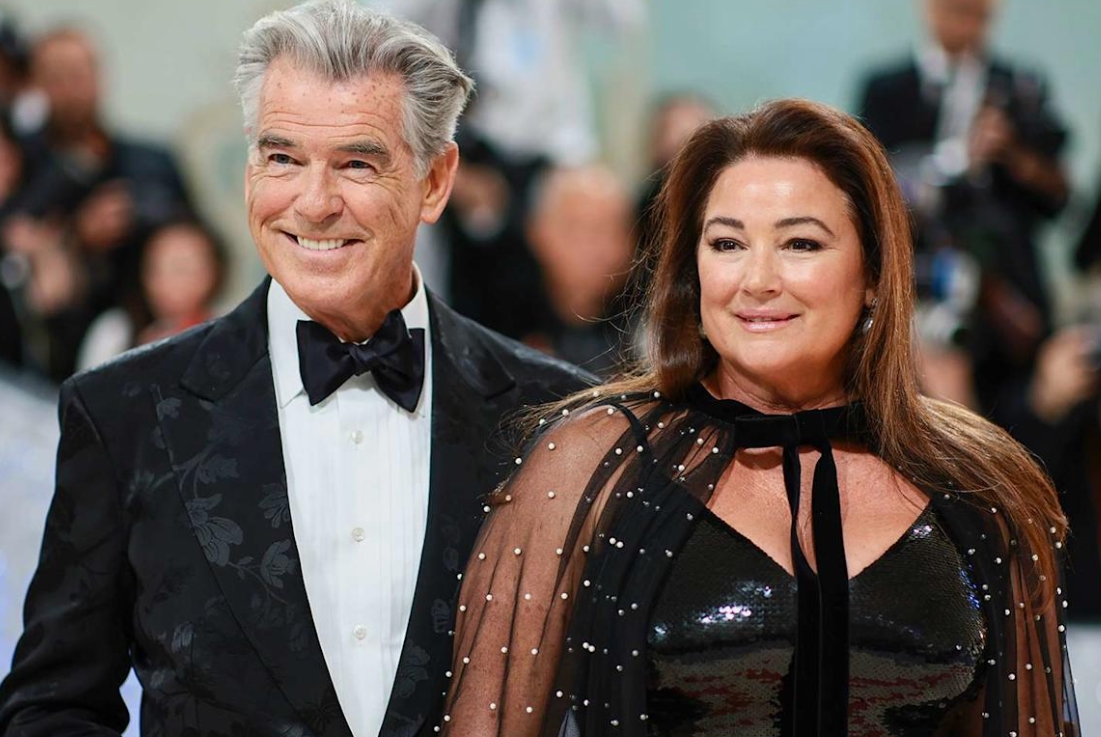 Legendarny przystojny mężczyzna z Hollywood, mający ponad 60 lat, zauważony bez koszuli podczas romantycznych wakacji na plaży ze spektakularną żoną: rozpoznać parę?