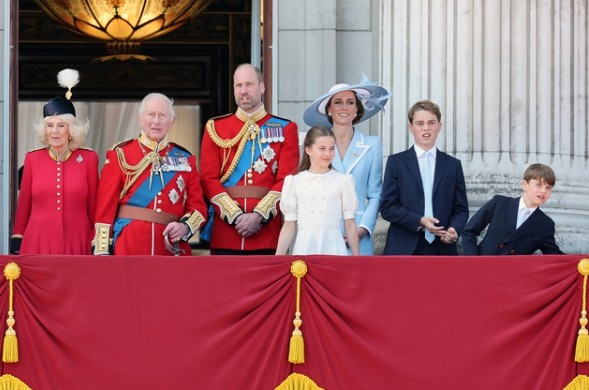 Fani przyjrzeli się temu bliżej dwukrotnie: Kate Middleton niemal dosłownie powtórzyła kultowy wizerunek księżnej Diany