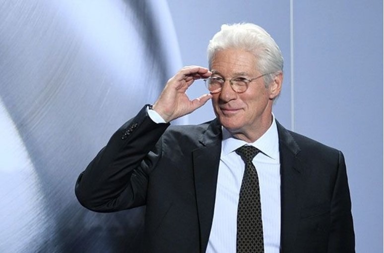 «Zmęczony i całkowicie siwowłosy starzec»: siedemdziesięciodwuletni Richard Gere pojawił się publicznie ze swoją młodą żoną.