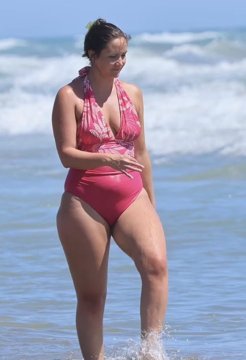 Ulubienicę widzów telewizyjnych zauważono podczas słonecznych wakacji na plaży: kim ona jest?