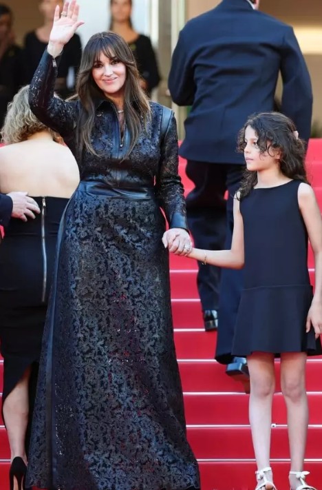 «Czy twój wiek odcisnął swoje piętno?»: Monica Bellucci pojawiła się w Cannes w zbyt formalnym stroju i rozczarowała swoich fanów