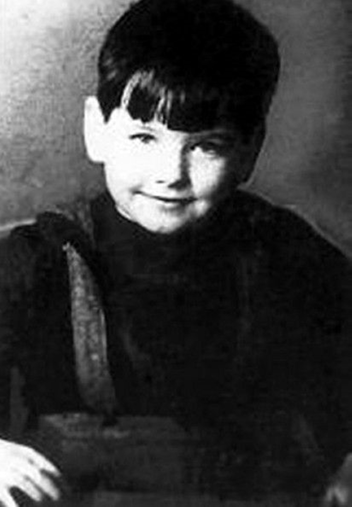 Czy rozpoznałeś słynnego aktora na fotografiach dla dzieci? Dziś ma 72 lata i stał się jedną z najbardziej czarujących hollywoodzkich gwiazd filmowych.