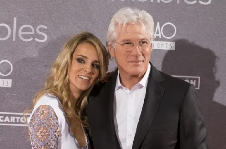 «Zmęczony i całkowicie siwowłosy starzec»: siedemdziesięciodwuletni Richard Gere pojawił się publicznie ze swoją młodą żoną.