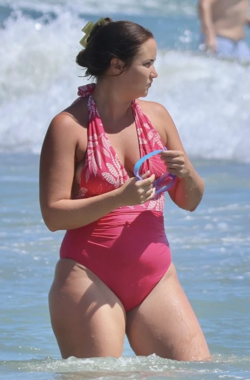 Ulubienicę widzów telewizyjnych zauważono podczas słonecznych wakacji na plaży: kim ona jest?
