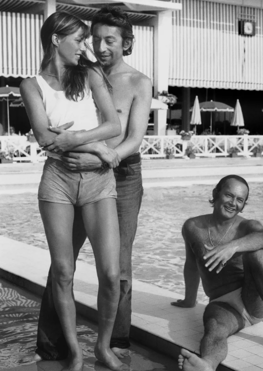Legendarna francuska para została uchwycona w rzadkim momencie na plaży: czy rozpoznajesz te gwiazdy na archiwalnym zdjęciu?