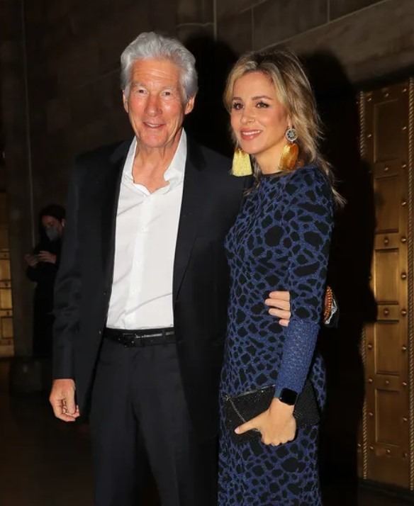 «Zmęczony i całkowicie siwowłosy starzec»: siedemdziesięciodwuletni Richard Gere pojawił się publicznie ze swoją młodą żoną.