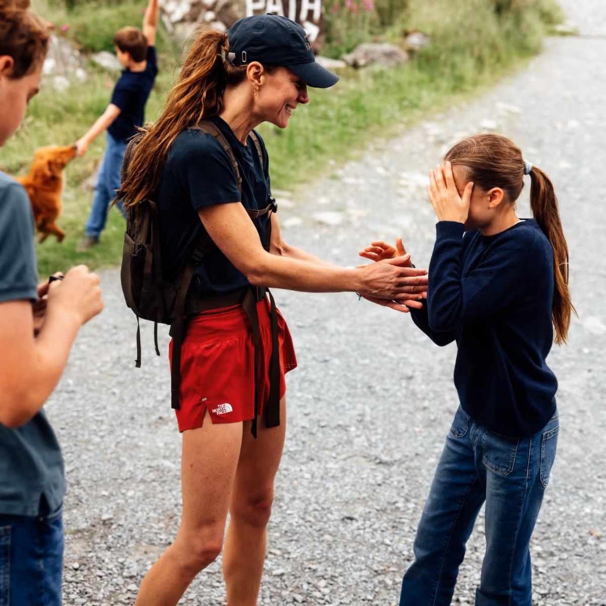 Kate Middleton stworzyła prawdziwą światową sensację, występując w mini-szorty! Jej jak dotąd najodważniejszy wizerunek publiczny.