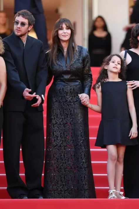 «Czy twój wiek odcisnął swoje piętno?»: Monica Bellucci pojawiła się w Cannes w zbyt formalnym stroju i rozczarowała swoich fanów