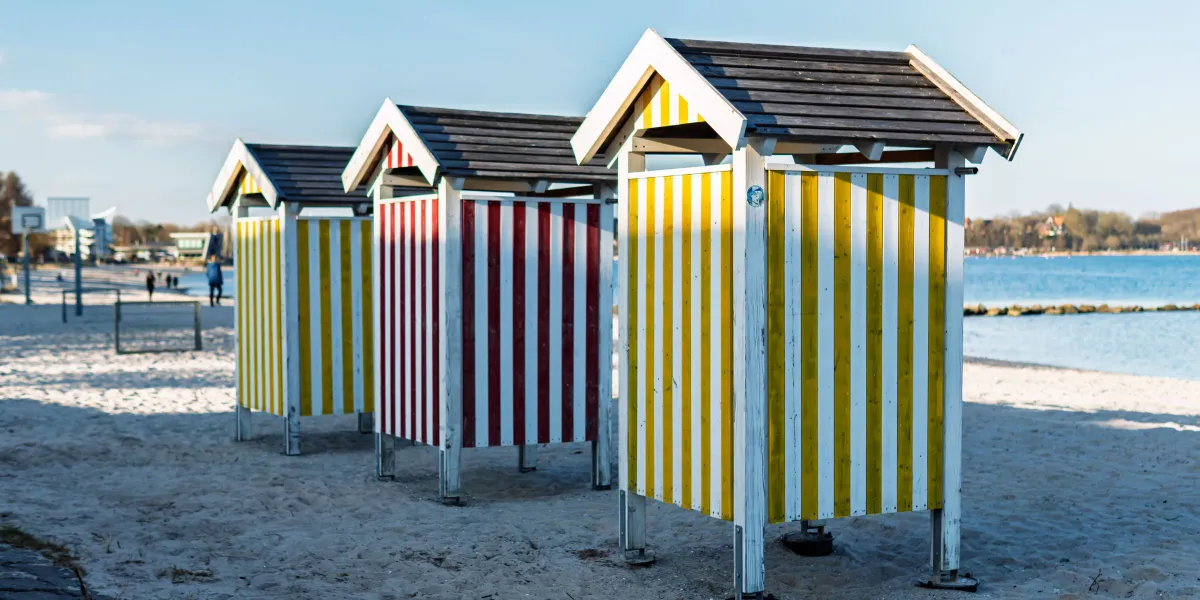 Wychowywałam siostrzenicę samotnie – Osiem lat później wskazała na kobietę w przebieralni na sąsiedniej plaży i szepnęła: „Ciociu, spójrz... Ona ma mój znak