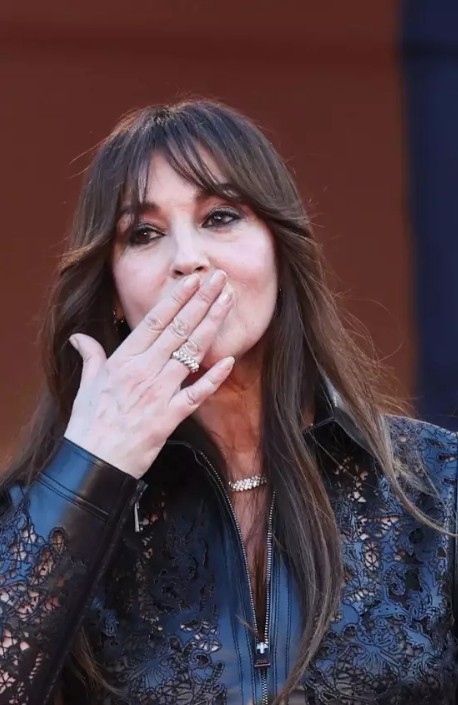 «Czy twój wiek odcisnął swoje piętno?»: Monica Bellucci pojawiła się w Cannes w zbyt formalnym stroju i rozczarowała swoich fanów